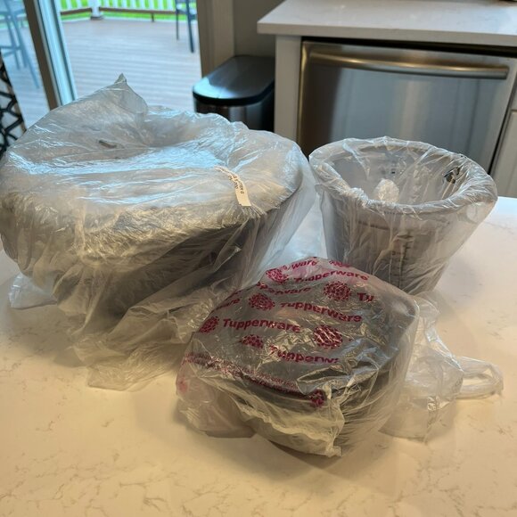 New Never Used Tupperware Mixing Bowls and Measuring Cup Set - Picture 2 of 16